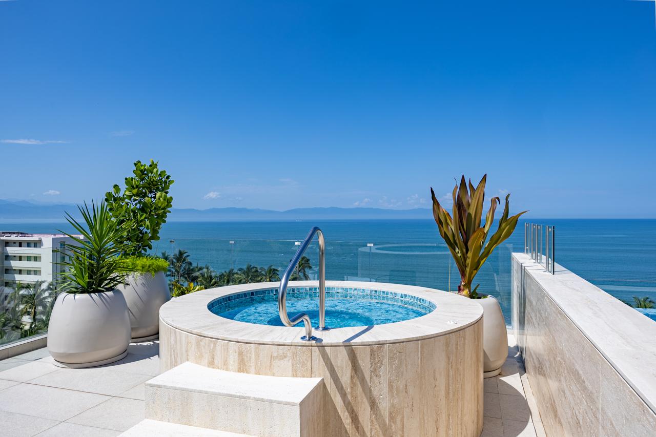 Rooftop jacuzzi with ocean view at Jacana Ocean Life