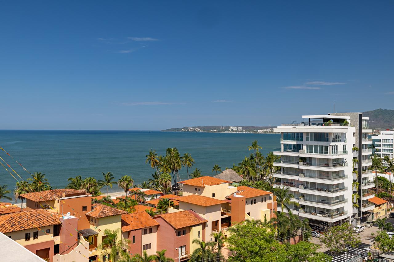 Bucerías beach with the Sierra Madre in the distance
