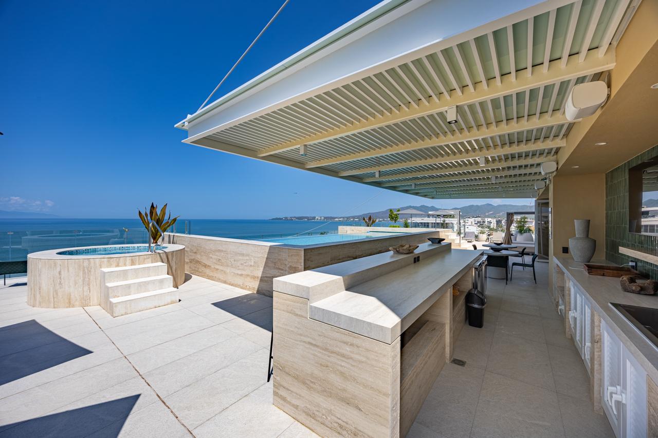Rooftop terrace with jacuzzi, infinity pool and bar seating